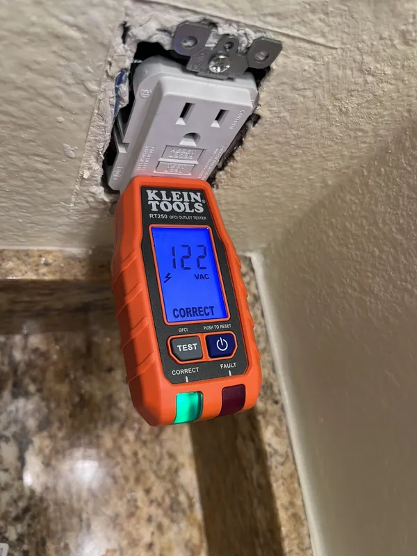 Outlet tester confirming correct wiring during troubleshooting